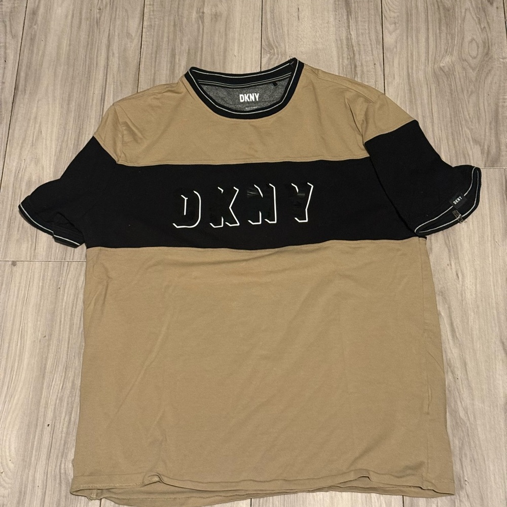 DKNY Men's Black and Tan Short Sleeve Tee